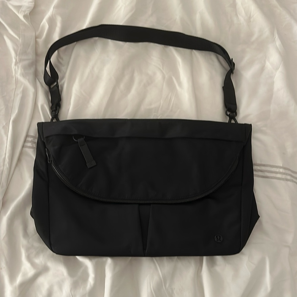 XL black lululemon messenger bag